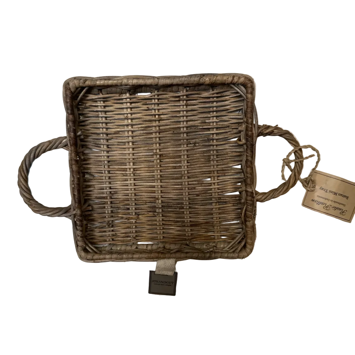 Handgeflochtenes quadratisches Rattan Mini Tablett mit Griffen in einer hellen Landhausküche, dekoriert mit einer kleinen Teekanne und einer Tasse Tee.