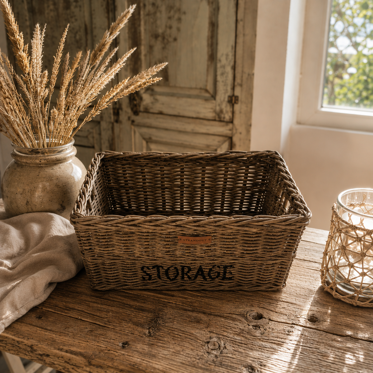 Rattan Storage Korb von STRANDGUT in natürlichem Braun als dekorativer Aufbewahrungskorb im Regal