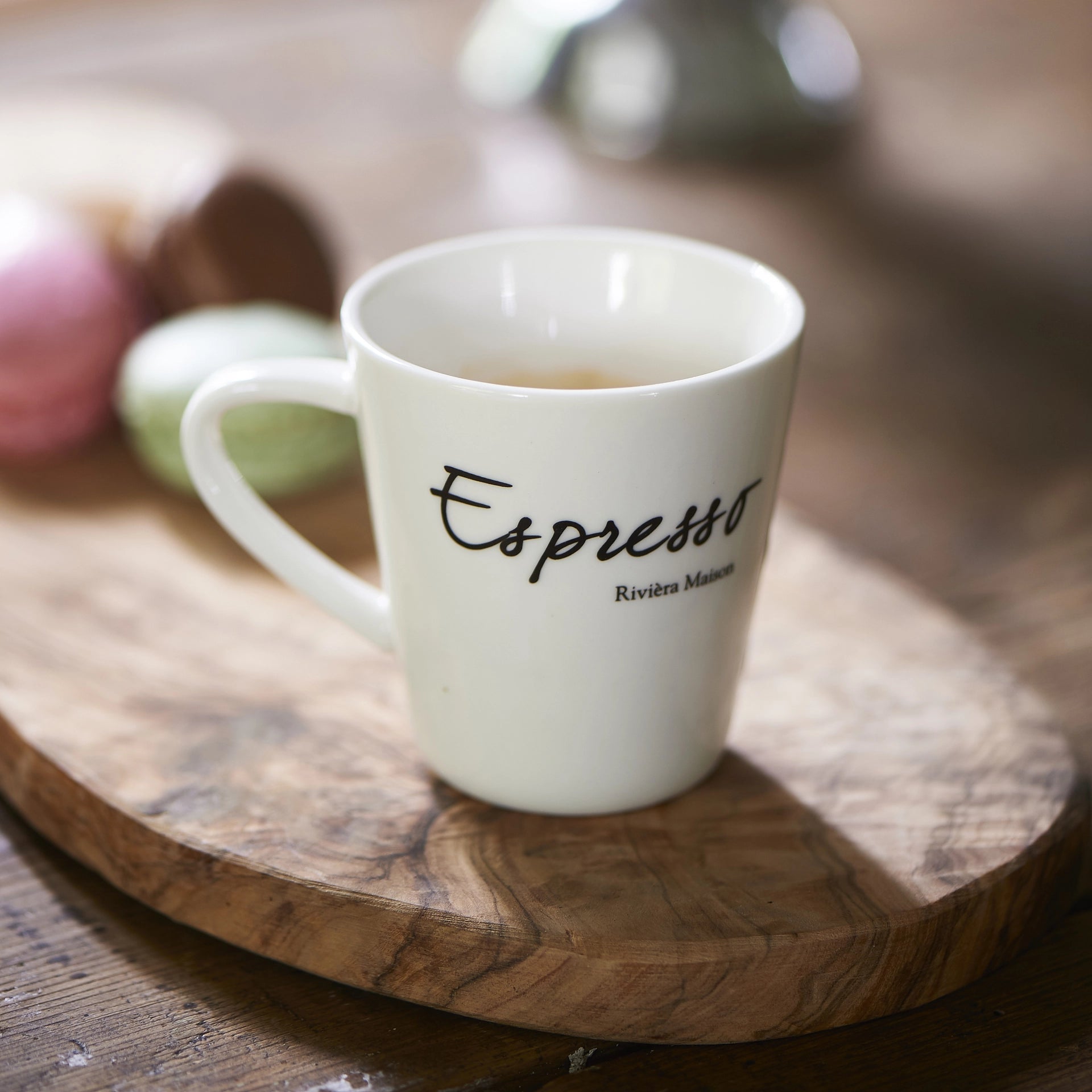 Weiße Riviera Maison Espressotasse aus Porzellan mit schwarzer Espresso-Aufschrift.