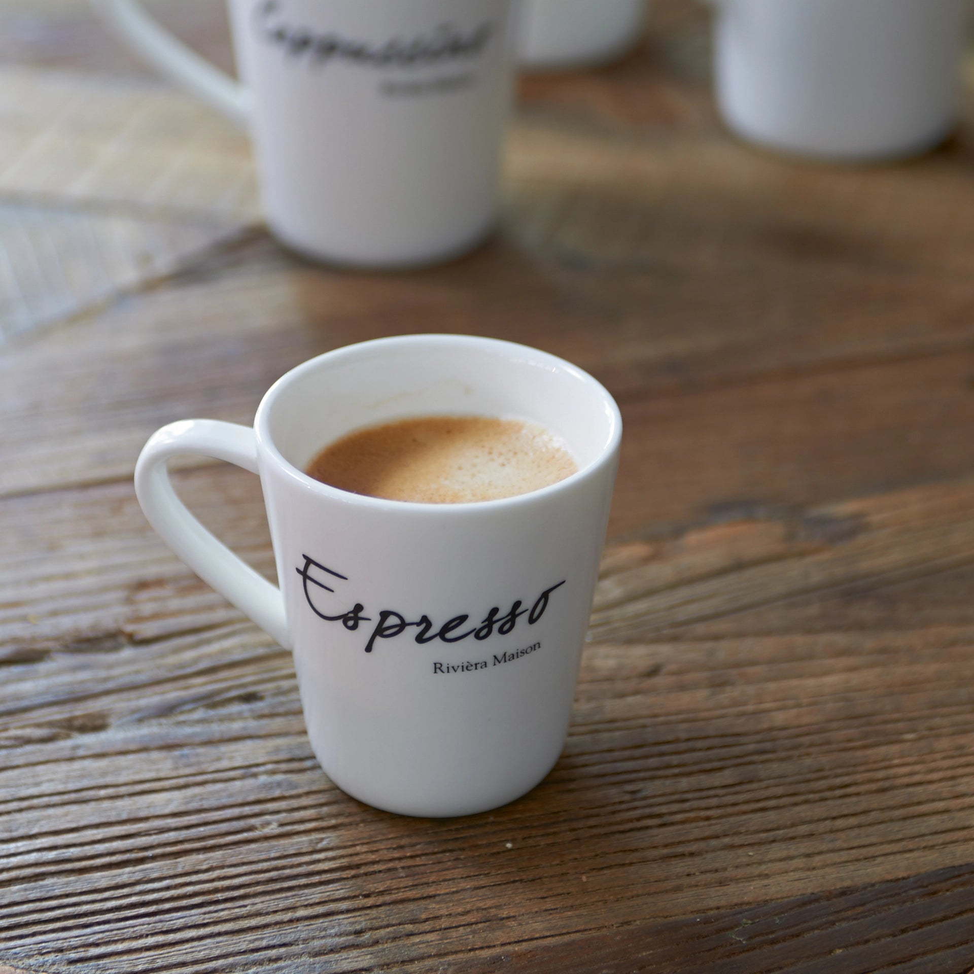 Weiße Riviera Maison Espressotasse aus Porzellan mit schwarzer Espresso-Aufschrift.