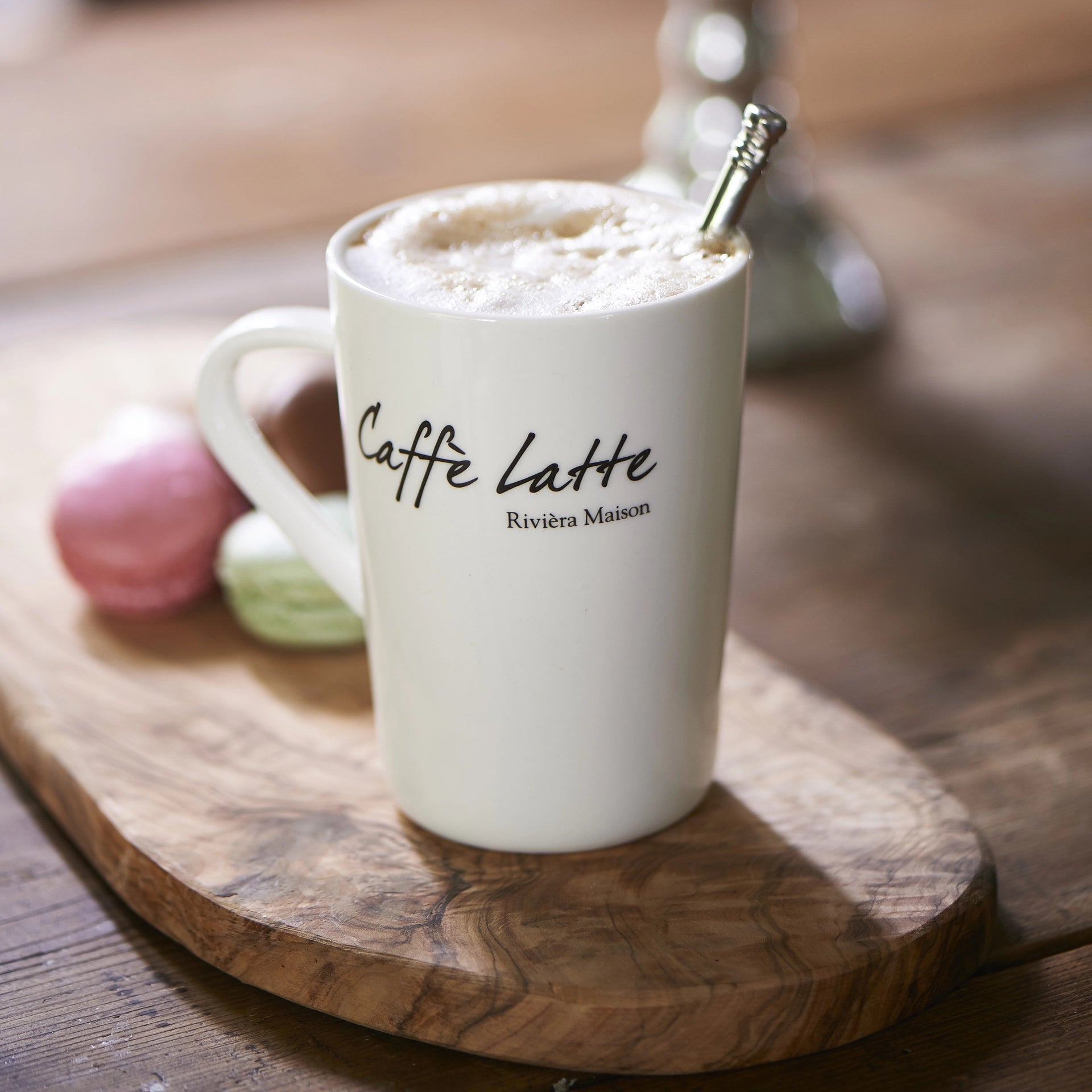 Weiße Caffè Latte Tasse aus Porzellan von Riviera Maison mit schwarzer Caffè Latte-Aufschrift.