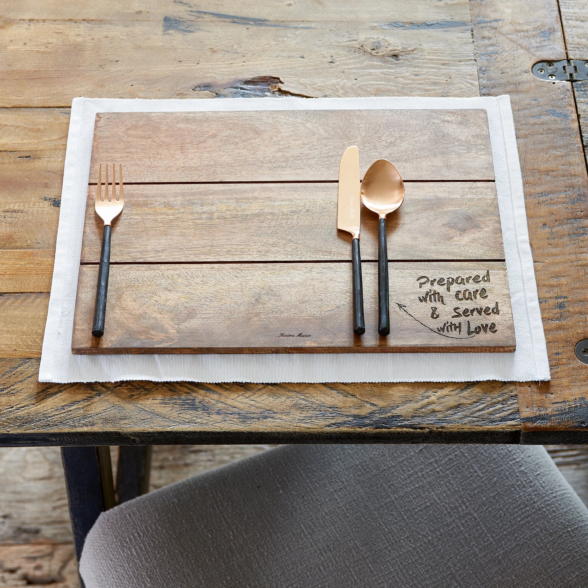 Rechteckiges Servierbrett aus Mangoholz von Riviera Maison mit eingravierter Schrift „Prepared with care & served with love“.