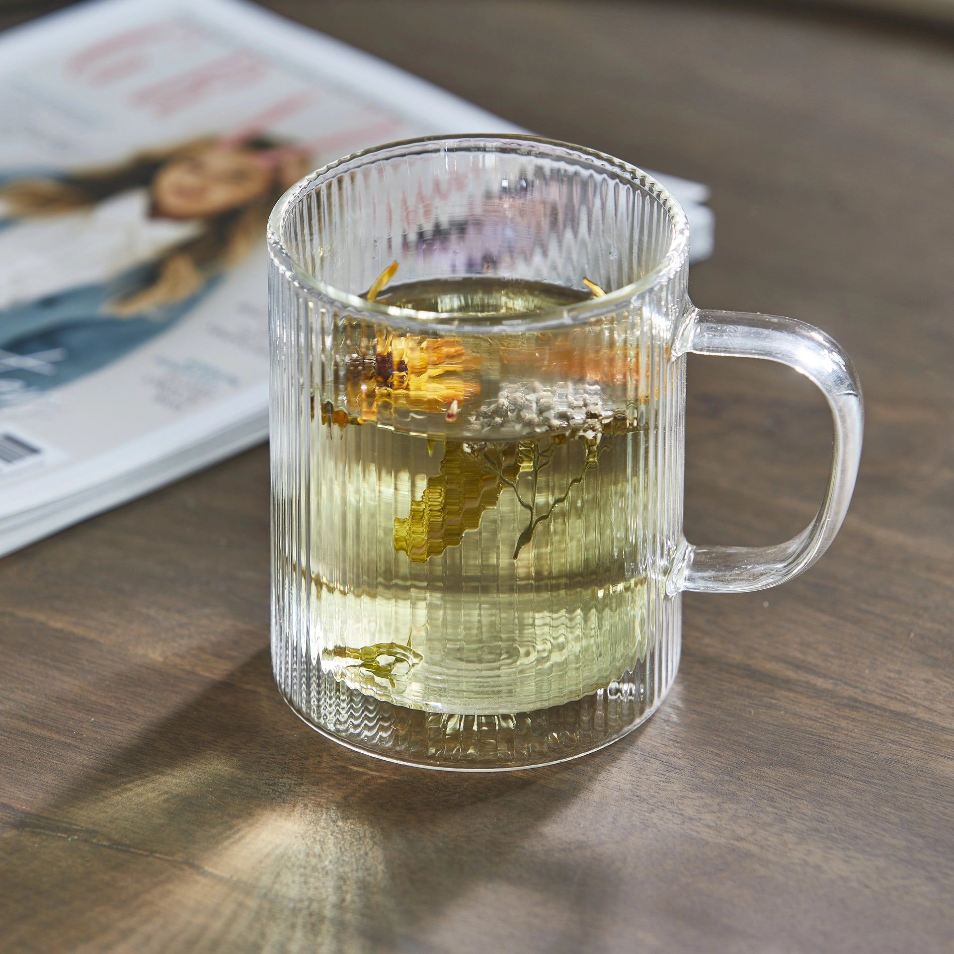 Transparente Glastasse mit Henkel und feiner vertikaler Rillenstruktur von Riviera Maison.
