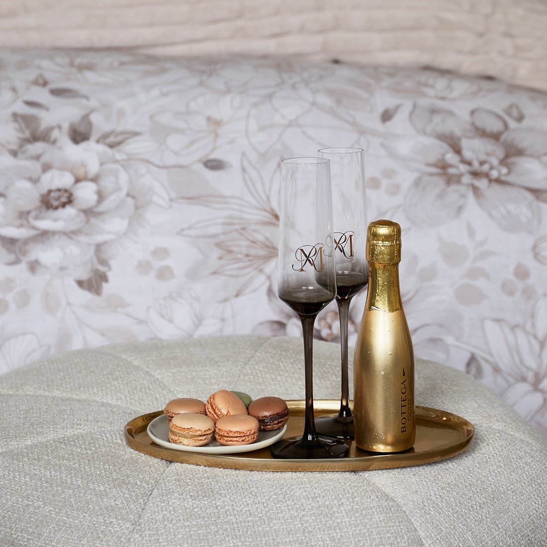 Riviera Maison RM Aura Champagne Glass mit schwarzem Stiel und RM-Monogramm, gefüllt mit Champagner.