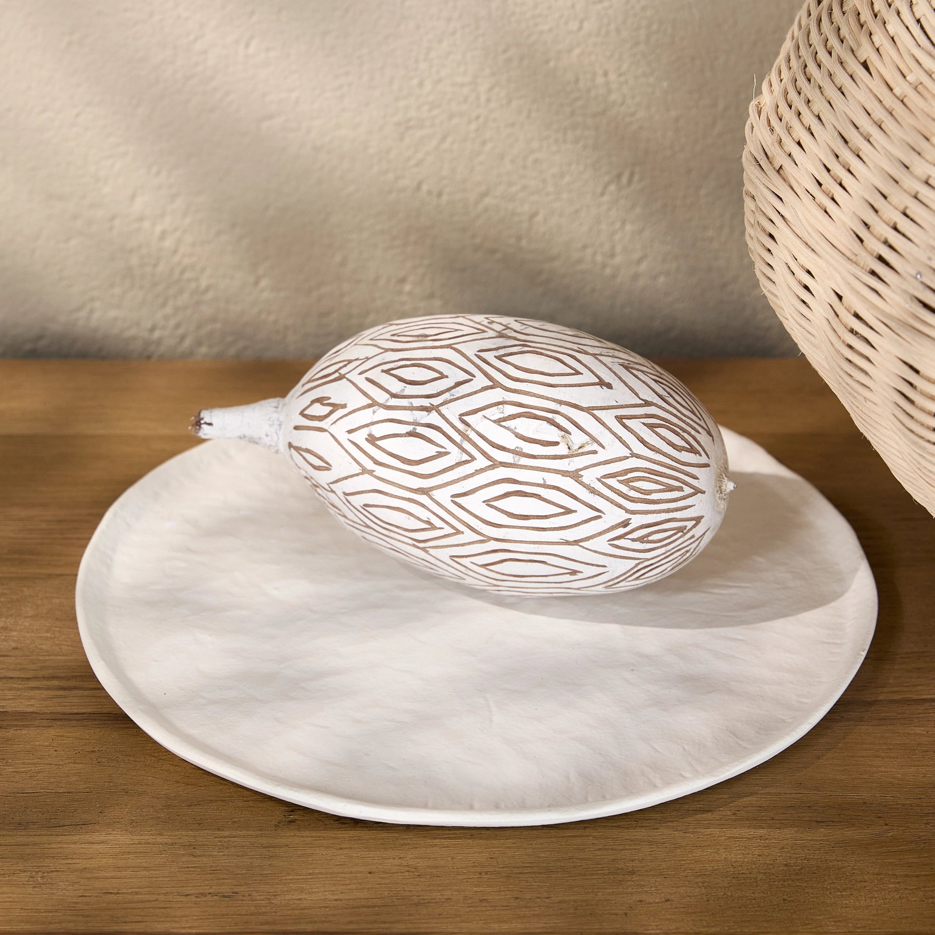 Riviera Maison Fiorente Tray M in Cremeweiß mit strukturierter Oberfläche als dekoratives Tablett auf einem Sideboard.