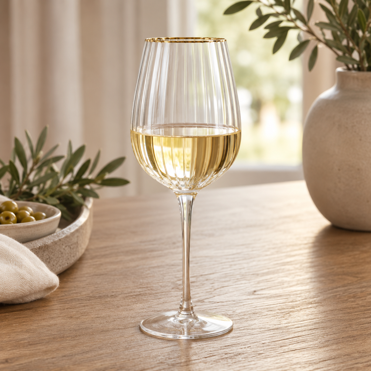 Riviera Maison Les Saisies Wine Glass aus Klarglas mit feiner vertikaler Rillenstruktur und Goldrand.
