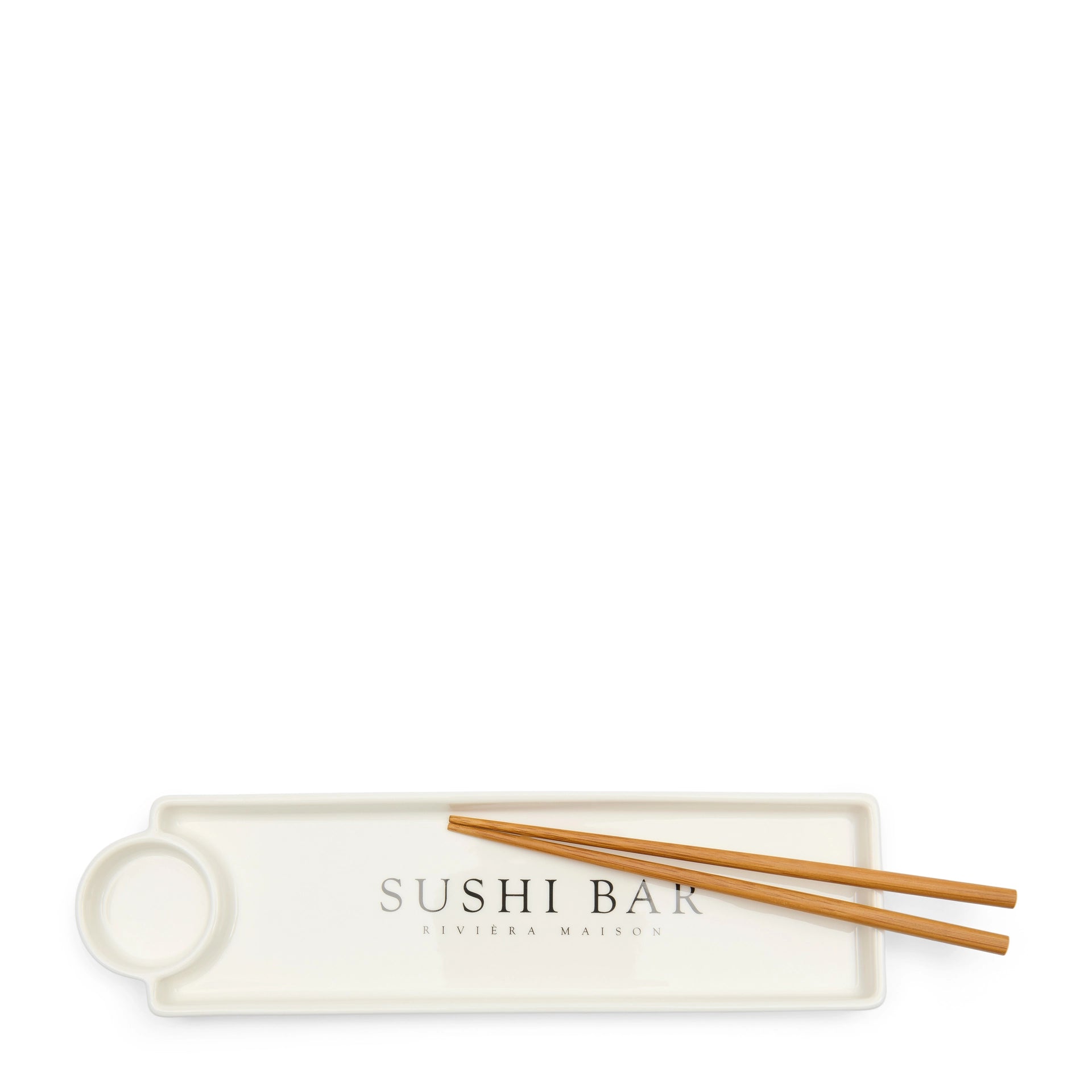 Riviera Maison Sushi Bar Plate aus weißer Keramik mit integrierter Sojasaucenschale und Essstäbchen auf einem rustikalen Holztisch.