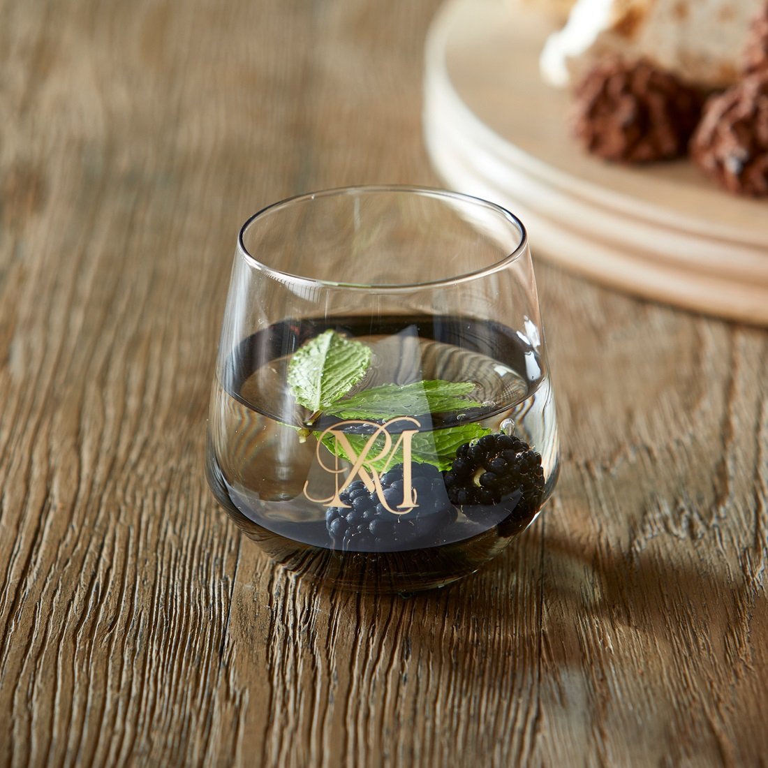 Riviera Maison RM Aura Tumbler mit RM-Monogramm, gefüllt mit Getränk sowie Brombeeren und Minze.
