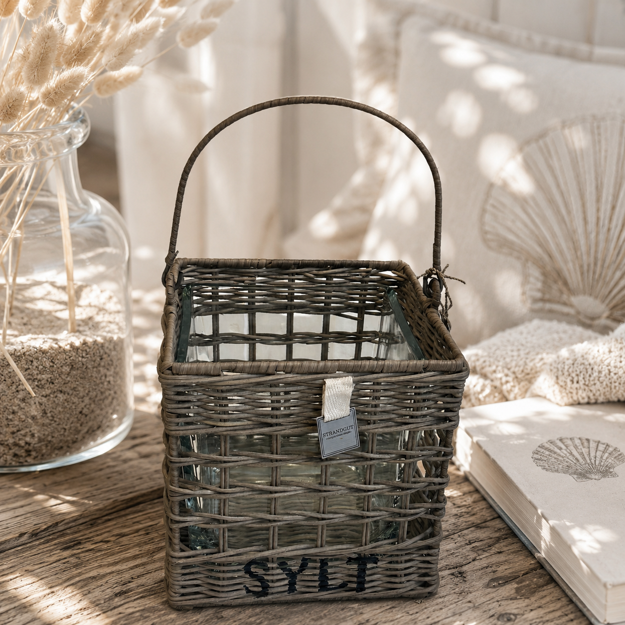 Hurricane Cube SYLT aus Rattan mit Glaseinsatz, Henkel und schwarzem SYLT-Schriftzug