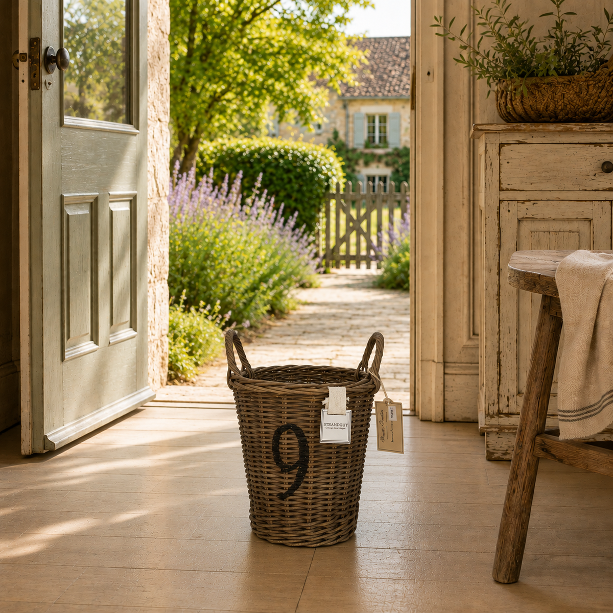 Rattan Baskets numbered von STRANDGUT mit schwarzen Zahlen und seitlichen Griffen im natürlichen Landhausstil