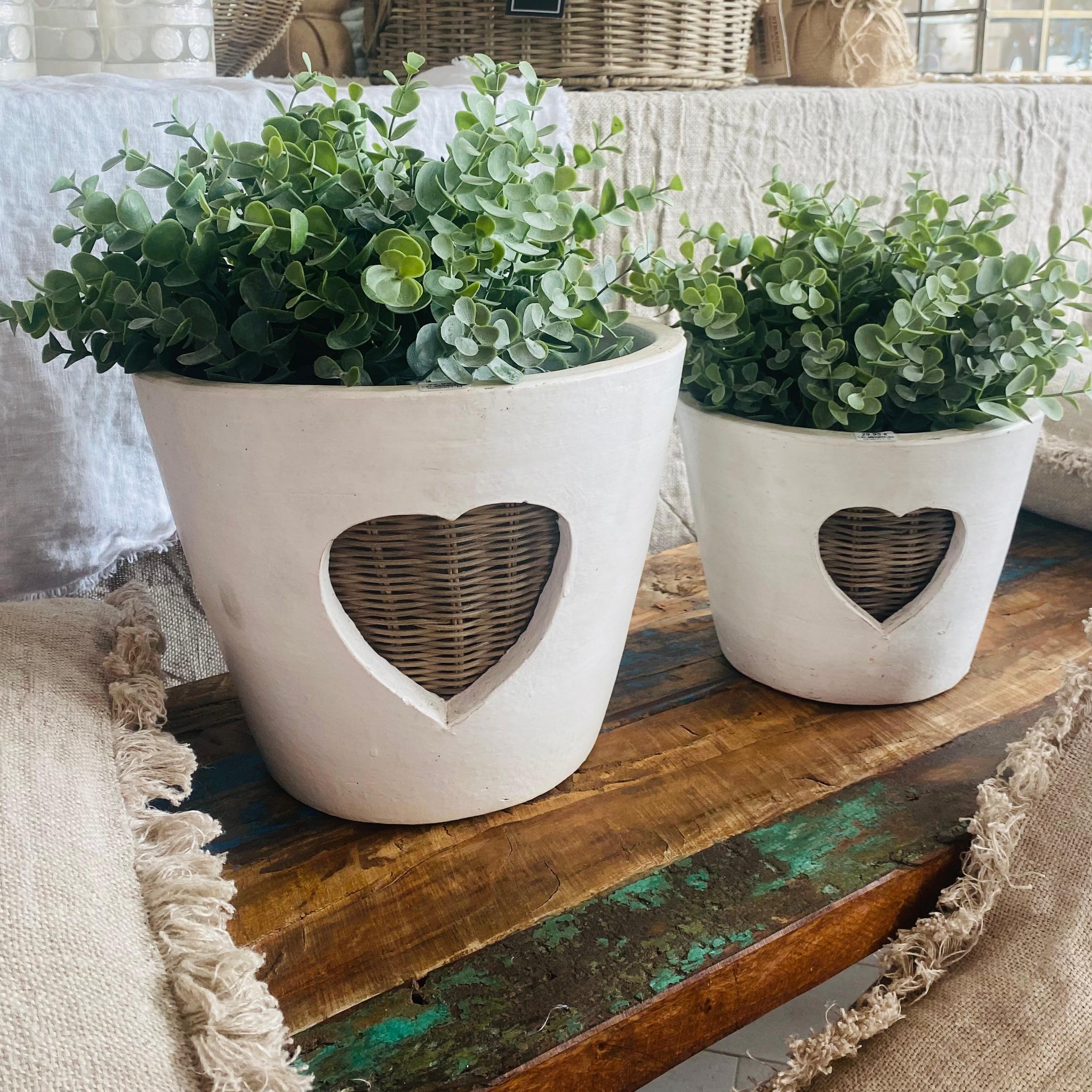 Terracotta Planter HEART von STRANDGUT – dekorativer heller Übertopf mit Herzausschnitt und geflochtenem Detail für einen natürlichen Landhaus-Look.