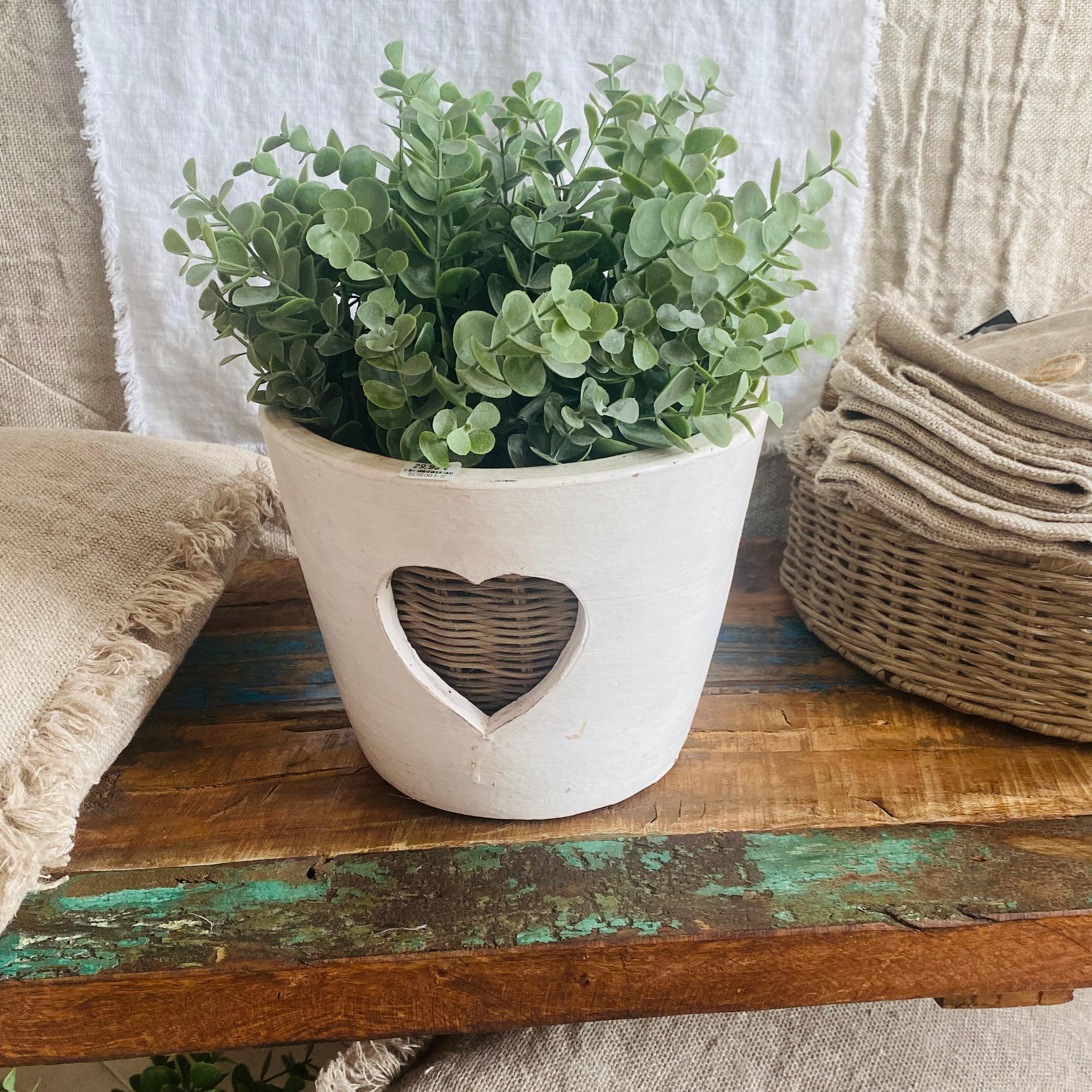 Terracotta Planter HEART von STRANDGUT – dekorativer heller Übertopf mit Herzausschnitt und geflochtenem Detail für einen natürlichen Landhaus-Look.