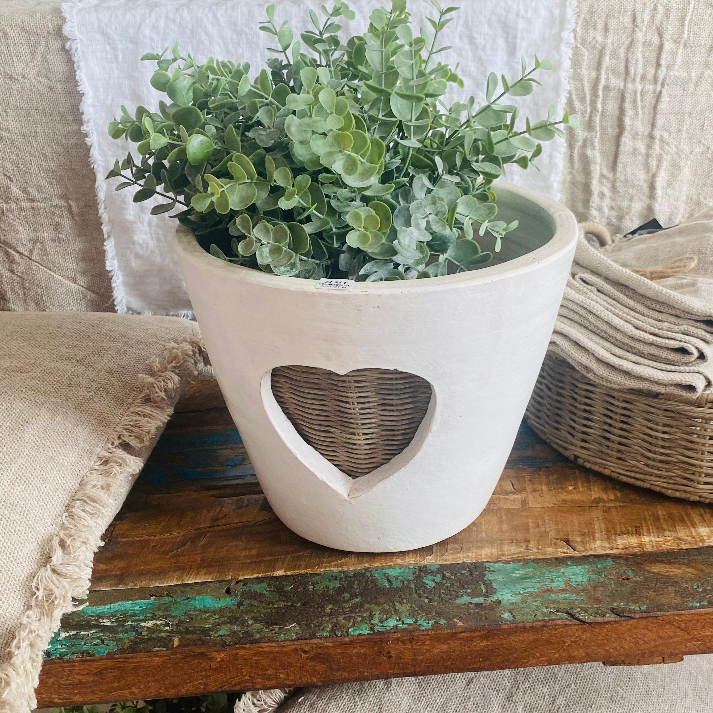 Terracotta Planter HEART von STRANDGUT – dekorativer heller Übertopf mit Herzausschnitt und geflochtenem Detail für einen natürlichen Landhaus-Look.