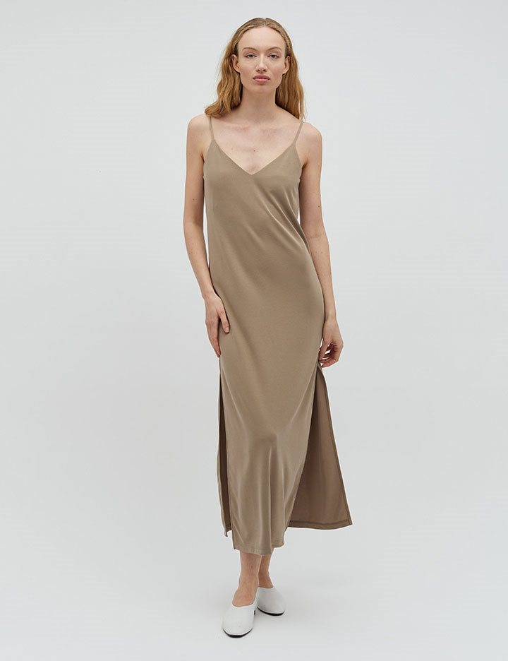 Elegantes Maxi-Kleid mit Schlitze an beiden Seiten und einer lockeren Passform. Leslee Bosko Dress Timber Wolf