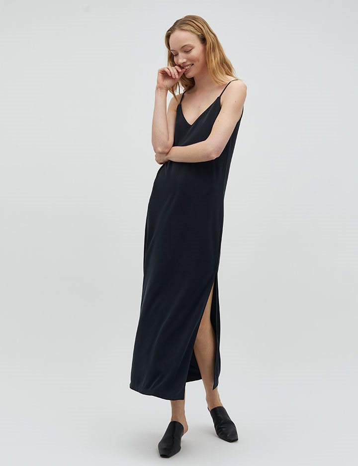 Elegantes Maxi-Kleid mit Schlitze an beiden Seiten und einer lockeren Passform. Leslee Bosko Dress Black