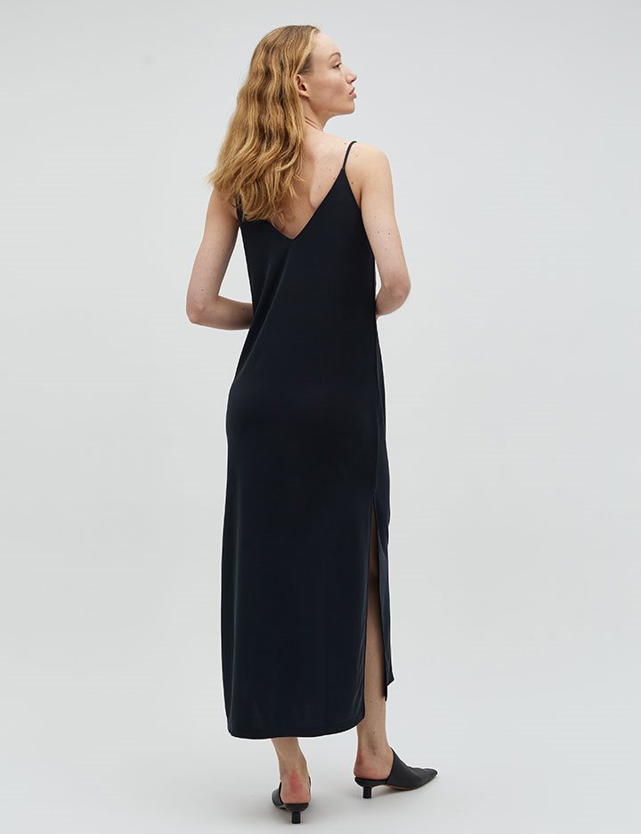 Elegantes schwarzes Maxi-Kleid mit Schlitze an beiden Seiten und einer lockeren Passform.